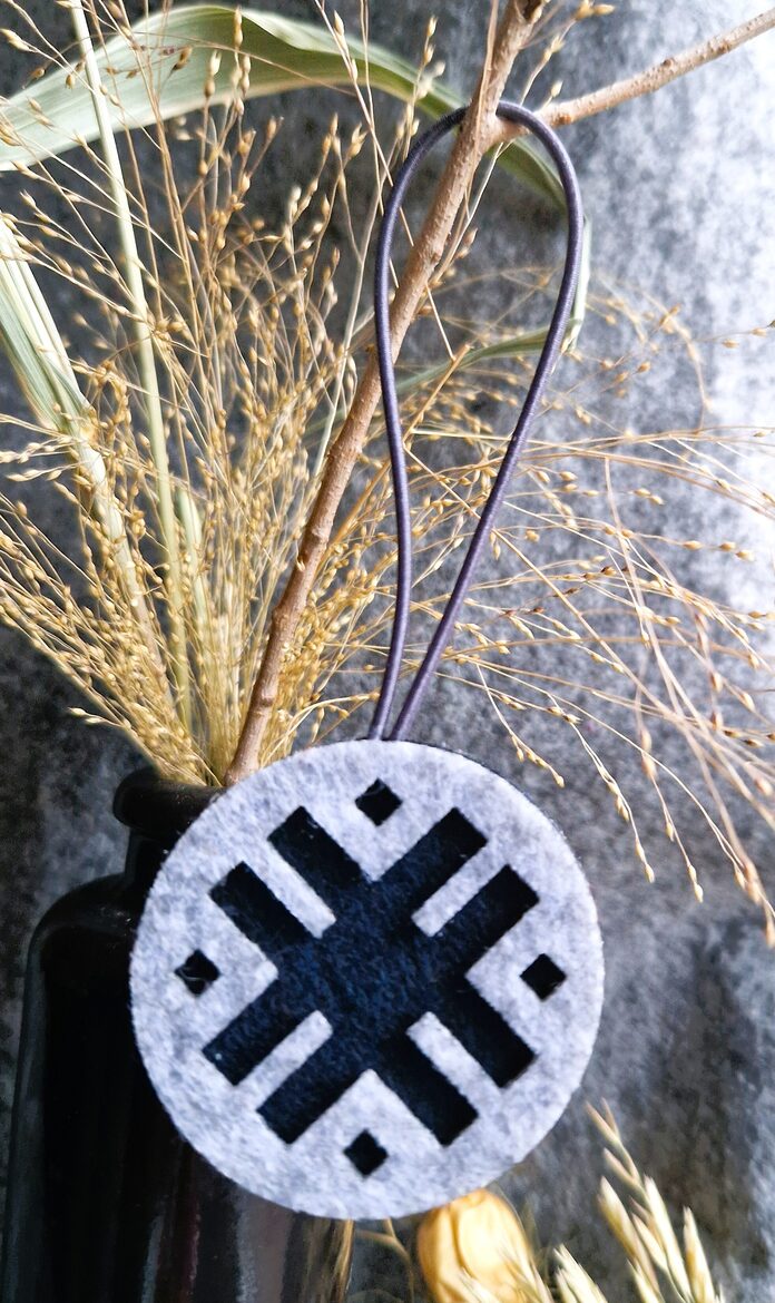 Aka/ozoliņš - Mēness pelēks-zilimelns piekariņš