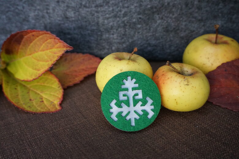 Austras koks - tumši zaļa piespraude