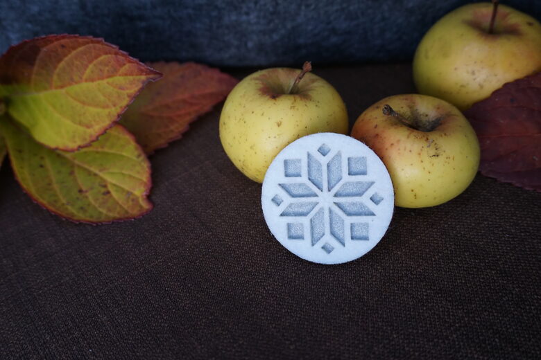 Auseklis balta piespraude