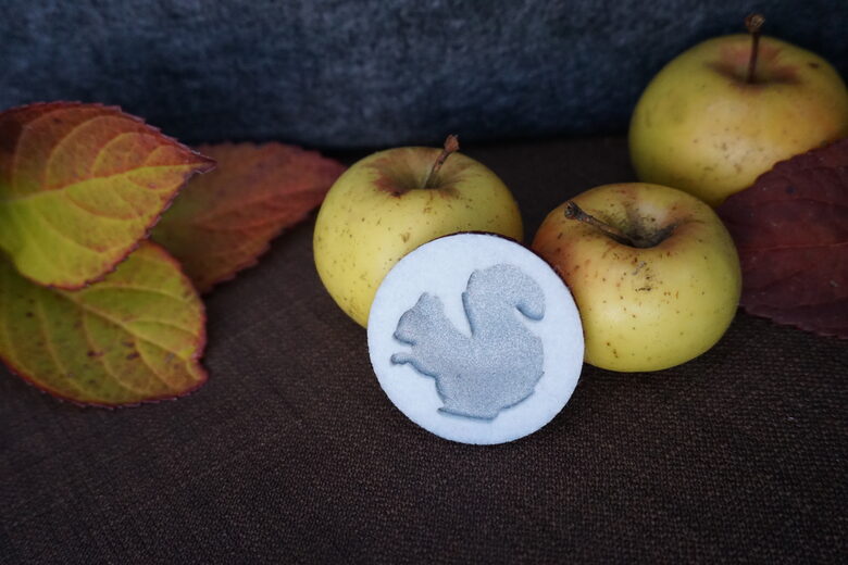 Vāvere - balta piespraude