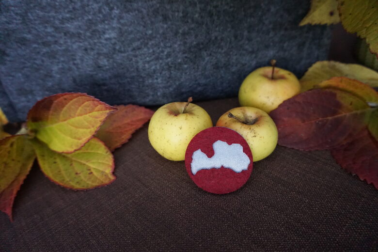 Latvija - karogsarkana piespraude