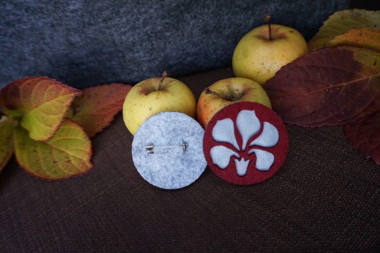 Neļķes zieds - karogsarkana piespraude