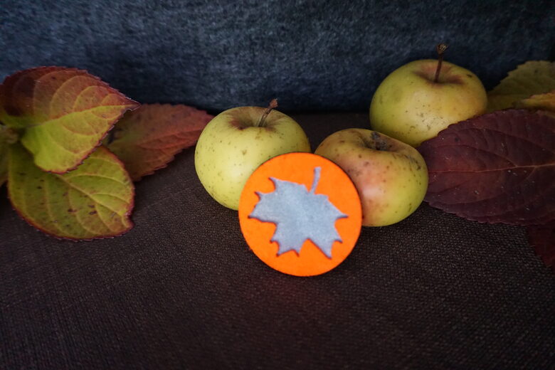 Kļava - gaiši oranža piespraude