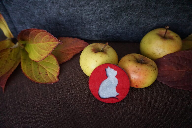 Kaķis - koši sarkana piespraude