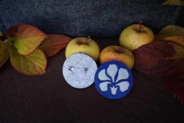 Neļķes zieds - zila piespraude