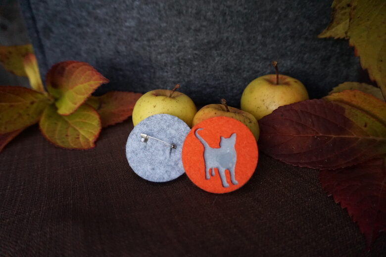 Kaķis - koši ornaža piespraude